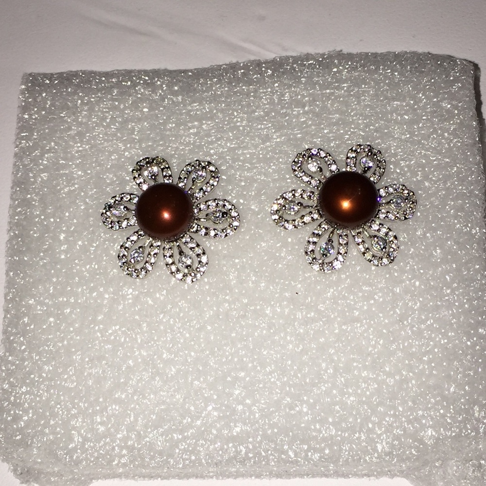 Silver flower pearl stud earrings